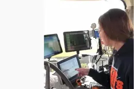 开拖拉机的美国少女图片
