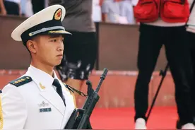如何改善圆肩驼背？3个动作帮你搞定，气质这一块咱可不能丢图片