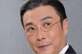 刘松仁：出道45年0绯闻，与小20岁妻子无子女，今步履蹒跚惹人怜图片