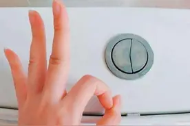 马桶上一大一小两个按钮，该怎么按？你知道它们的作用是什么吗图片