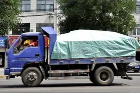 货车拉土豆高速翻车，4米2轻卡话题再引出，何去何从事关百万卡友图片