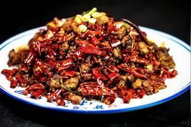 在家自制辣子鸡丁，牢记3个步骤，辣椒不易糊，鸡丁外焦里嫩图片