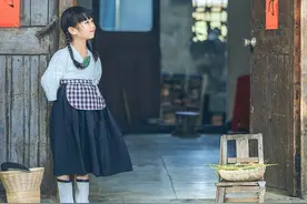 他把女儿装扮成小“李子柒”，田园生活给人一种治愈的感觉图片