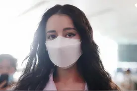 迪丽热巴穿淡紫色西装造型时髦 留泡面头宛若公主图片