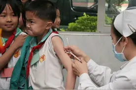 孩子咳嗽，家长以下做法不但不能帮孩子缓解咳嗽，且还是在帮倒忙图片