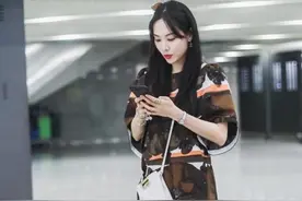 王霏霏真是"女团"身材，穿连衣裙显比例，穿平底鞋双腿依旧挺长图片