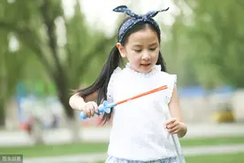 奶奶和姥姥同一天生日，孙子被问如何拜寿？孩子一句话逗笑众人图片