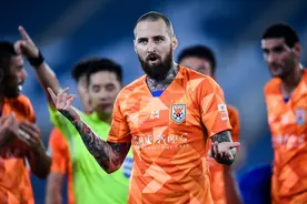 山东鲁能外援卡达尔中超首秀：替补登场4分钟，获得红牌一张图片