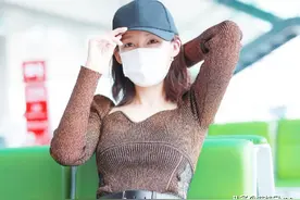 李沁机场太放得开，罕见皮短裙外出，166“竹竿腿”椅子都坐不下图片