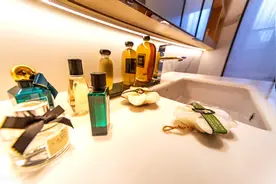 她家洗漱台干干净净，把整洁清爽用到极致，值得家庭主妇学习图片