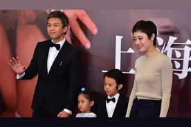 邓超和妈妈旅行不带孙俪，妈妈染黄发穿印花上衣，搭配白裤好时髦图片