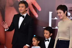 邓超和妈妈旅行不带孙俪，妈妈染黄发穿印花上衣，搭配白裤好时髦图片
