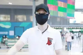 黄晓明机场照曝光帅气十足，身穿白色T恤搭宽松长裤，满满少年感图片