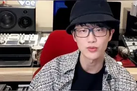 34岁许嵩重出江湖！穿毛呢大衣搭渔夫帽成日系少年，直播险些瘫痪图片