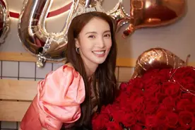 金晨穿露脐装庆30岁生日，长发飘飘似女神，镂空吊带裙闪闪发光图片