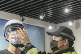 看过来~交警蜀黍示范戴头盔！图片