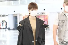 李宇春终于按捺不住“秀腿”的心了 成功驾驭骑行裤气场全开图片