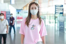 刘芸现身北京机场，粉色T恤搭配热裤，大秀美腿图片