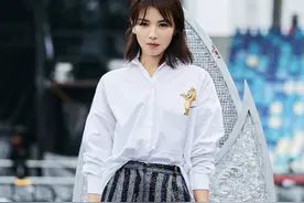 女人40岁后，最好别“上衣塞裤腰”，瞧瞧刘涛这样穿，减龄有气质图片