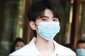 蔡徐坤穿跑男统一服装，短发俊脸，一双大长腿到郭麒麟腰图片