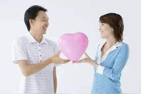 老婆和情人逛街被我发现，老婆恳请我原谅，我选择了离婚图片
