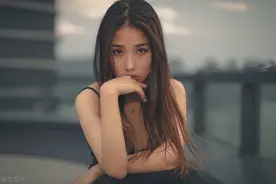 街拍写真太诱人！阳光下的露肩美女小姐姐，简直挪不开眼睛图片