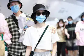 张雪迎现身机场，活力满满精神好，收获鲜花笑意满满图片