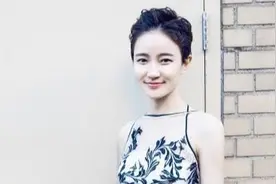 焦俊艳在国外气质都提升了，穿印花短上衣配高腰长裤，气场开挂图片