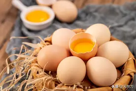 鸡蛋黄发红是什么原因造成的，土鸡蛋的蛋黄为什么会发红图片