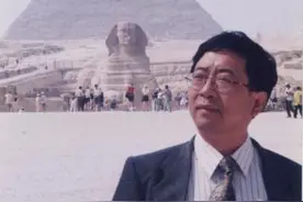 1991年，余秋雨“裸辞”大学校长，只身前往阳关，却被骂文化流氓图片