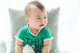 宝宝多大可以坐起来？6个月？只有这时才符合脊椎骨骼的发育规律图片