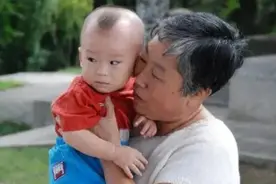 为什么宝宝看到“某人”会大哭，并非迷信，这5点原因有理有据图片