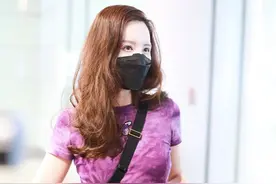 张萌身材也太赞了！身穿露脐短上衣，尽显小蛮腰图片