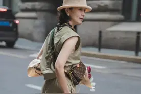 女人50岁以后，夏天少穿运动鞋，瞧三木妈妈这样穿，优雅显气质图片