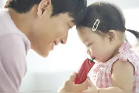 你家老公是“女儿奴”吗？有了女儿才明白，“当爹的没脑子”图片
