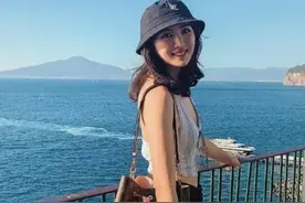 华为二小姐回国！豪宅里秀身材，背LV包不算啥，别墅外景还带雪山图片