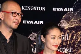 梁静难得惊艳，一身中国红流苏裙配马尾，与190老公身高差超有爱图片