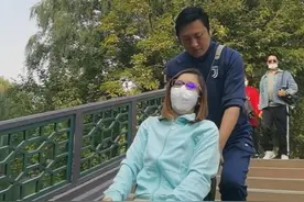 感动！黄健带瘫痪22年桑兰出游，公主抱上下车，架着轮椅上台阶图片