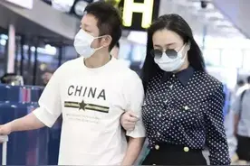 冉莹颖自信过了头，穿超短裙勒出“括号臀”，却被大象腿抢了镜图片