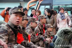 致敬兵爸兵妈，当兵最大的“底气”，是父母的爱图片