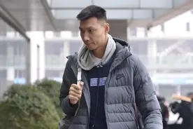 33岁易建联潇洒现身，灰色羽绒服配蓝色卫衣，气质沉稳越来越有型图片