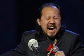 “嗜酒如命”的腾格尔：挥霍百万，40岁无车无房，妻子离他而去图片