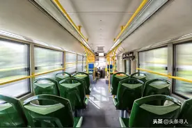 十五年前，一双手臂将晕倒的她托起，后来，她也将这份温暖传递给别人图片