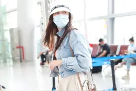 娄艺潇现身机场，牛仔外套搭配米白色打褶长裙，清新似邻家小姑娘图片