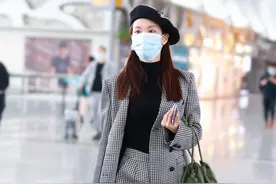 王霏霏为你示范灰色西服套装搭配，踩长靴戴贝雷帽，凹复古摩登范图片
