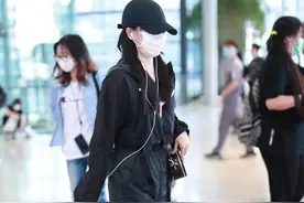 夏天不怕被晒又瘦了？阚清子一身黑，白皙亮透的肤色羡慕不来图片