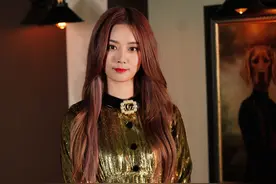 街拍：徐艺洋穿金色连衣裙出席Gucci大秀，时尚造型尽显摩登靓丽图片