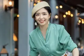 白衬衫已失宠，春天流行三木博主这样穿，绿色衬衫+条纹裤美腻了图片