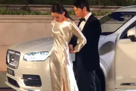 朗朗豪车旁为娇妻整理裙子，老婆难掩“葫芦”身材，呼啦圈没白摇图片