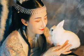 她把清净的佛门净地卖作了偷情的场所，连西门庆都骂贼胖秃淫妇图片